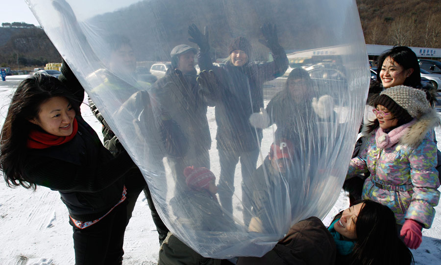Жители Южной Кореи запускают гигантские воздушные шары с теплыми носками и пожеланиями. © Wally Santana/AP Photo
