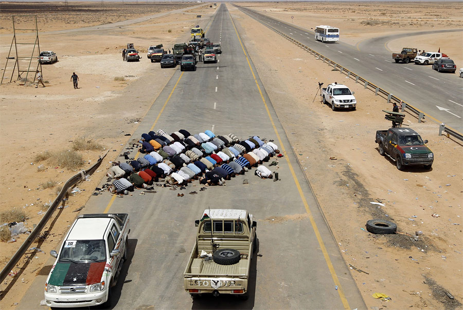 Утренняя молитва ливийских повстанцев. © Goran Tomasevic/Reuters