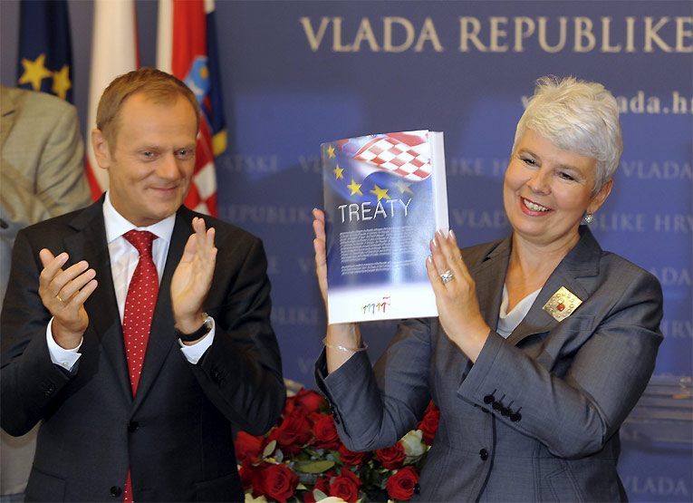 Польский премьер Дональд Таск вручил хорватскому премьеру Ядранке Косор проект договора о вствплении Хорватии в ЕС. Фото REUTERS/Davor Kovacevic 