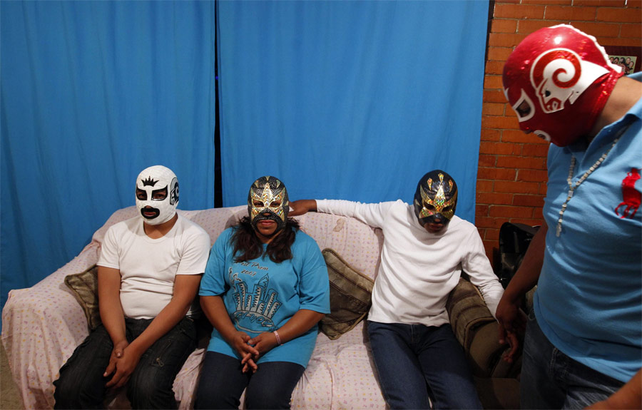 Эстрелла Дорада со своими сыновьями-рестлерами в своем доме на окраине Мехико. © Carlos Jasso/Reuters