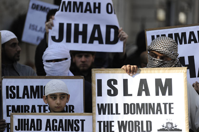 Мусульманские демонстранты рядом с посольством США в Лондоне во время проведения траурных мероприятий. © Reuters/Paul Hackett