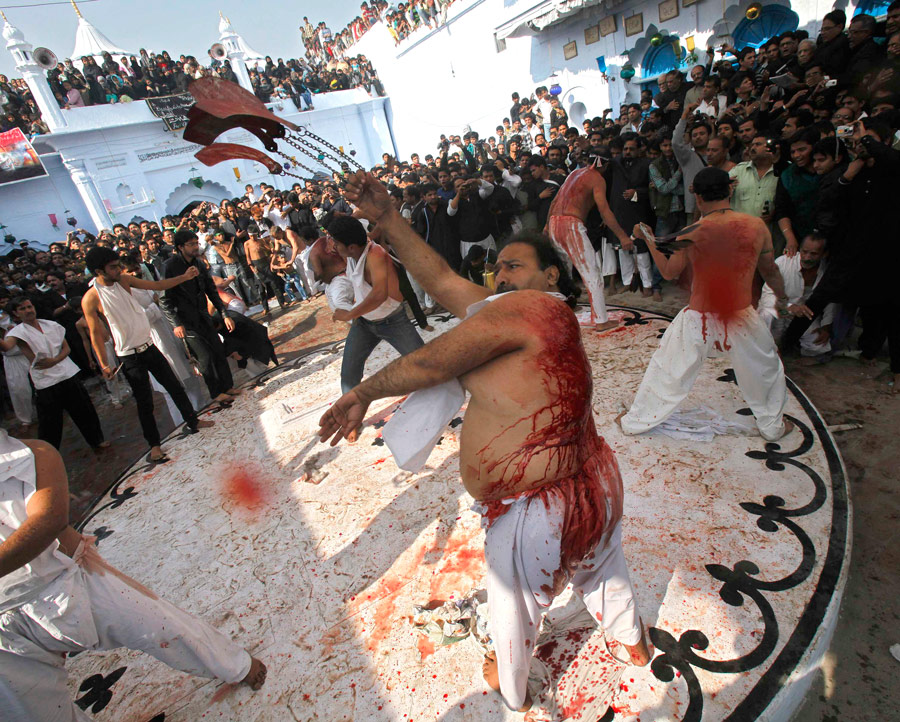 Индийские мусульмане-шииты хлещут себя цепями во время празднования Ашуры в Уттар-Прадеше. © Adnan Abidi/Reuters