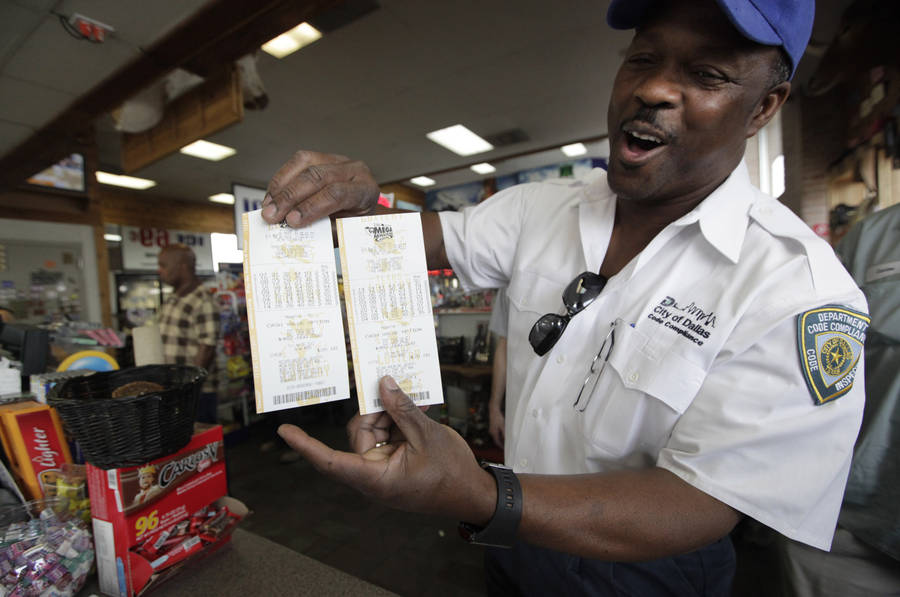 Желающие сорвать джекпот в 640 миллионов долларов стоят в очереди за лотерейными билетами Mega Millions. © LM Otero/AP Photo