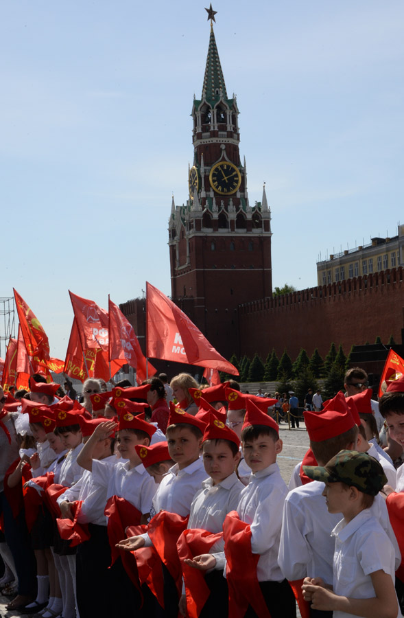 Москва приветствует. Прием в пионеры на красной площади. Пионеры на красной площади СССР. Принятие в пионеры на красной площади. Приём в пионеры в СССР на красной площади.