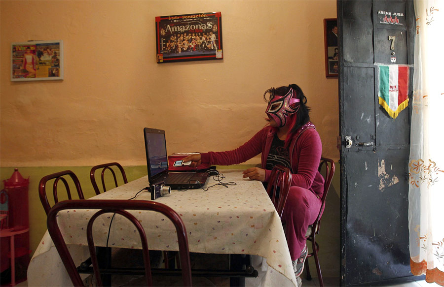 Рестлер Леди Сенсация в своем доме. Она занимается борьбой луча либре 13 лет. В свободное от рестлинга время Леди Сенсация воспитывает двоих дочерей. © Carlos Jasso/Reuters