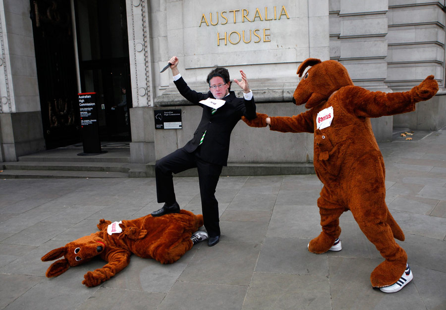 Акция протеста союза работников транспорта у посольства Австралии в Лондоне. © Andrew Winning/Reuters