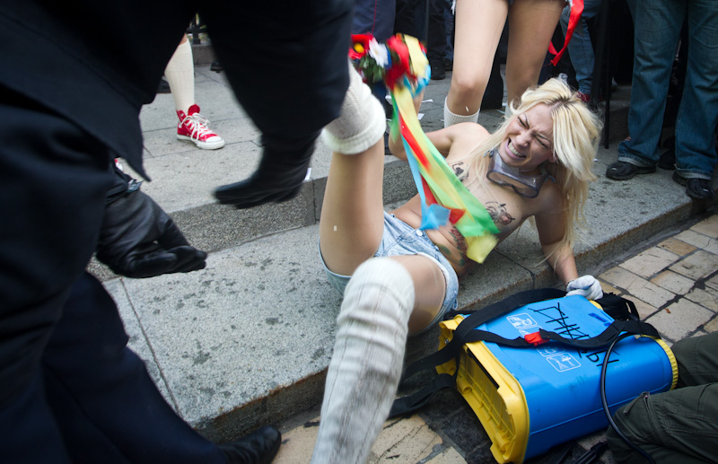 Акция женского движения FEMEN «Мочи паразитов!». © femen.livejournal.com