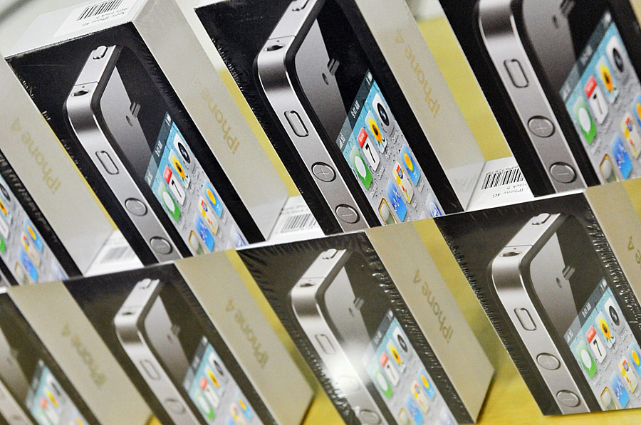 Коробки со смартфонами iPhone 4 в московском магазине. © Митя Алешковский/ИТАР-ТАСС