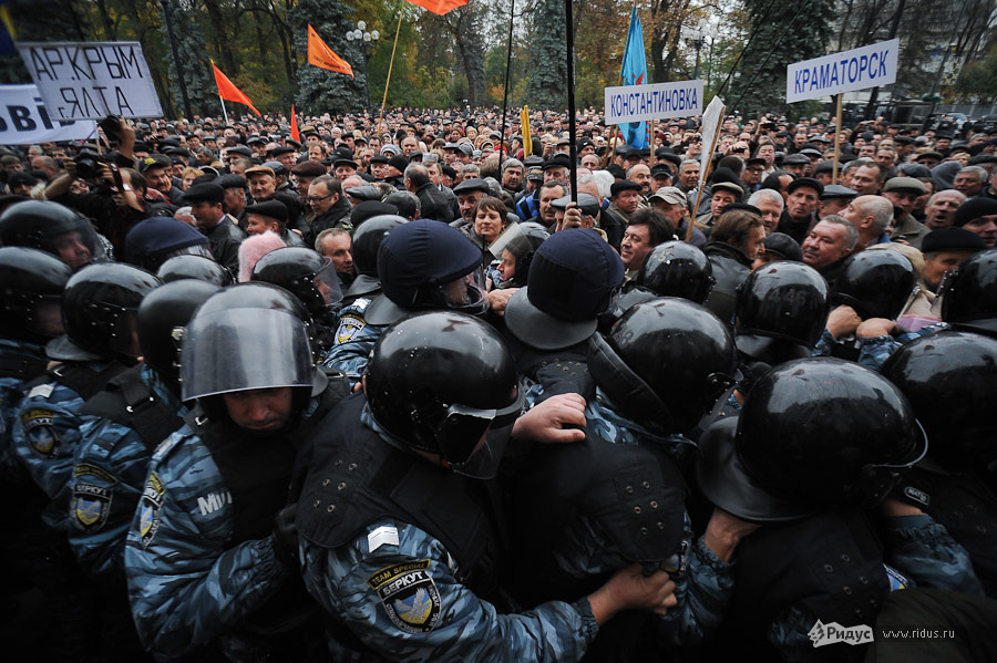 Полиция разгоняет митингующих у здания Верховной Рады в Киеве. © Сергей Полежака/Ridus.ru