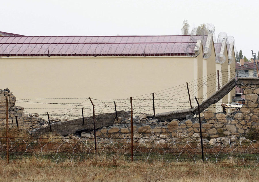 Разрушенная землетрясением тюремная ограда. © UMIT BEKTAS/Reuters