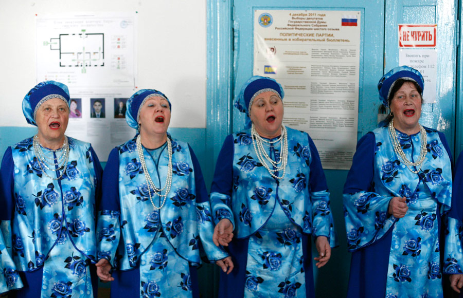 Народный ансамбль «Русская душа» выступает на избирательном участке в деревне Верхняя Бирюса. © Ilya Naymushin/Reuters
