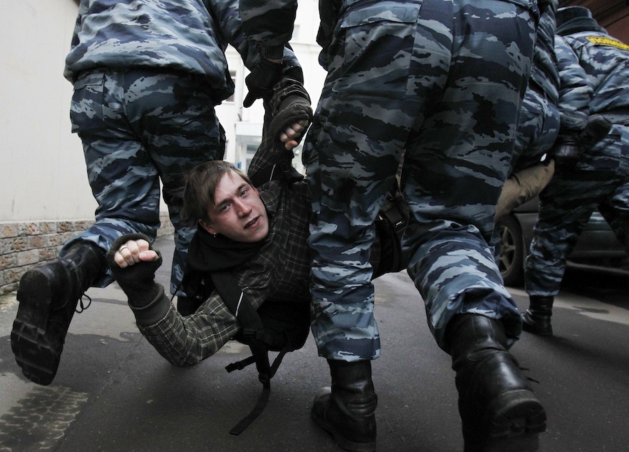 Задержание Дмитрия Путенихина 28 октября 2011 года. © Денис Синяков/Reuters