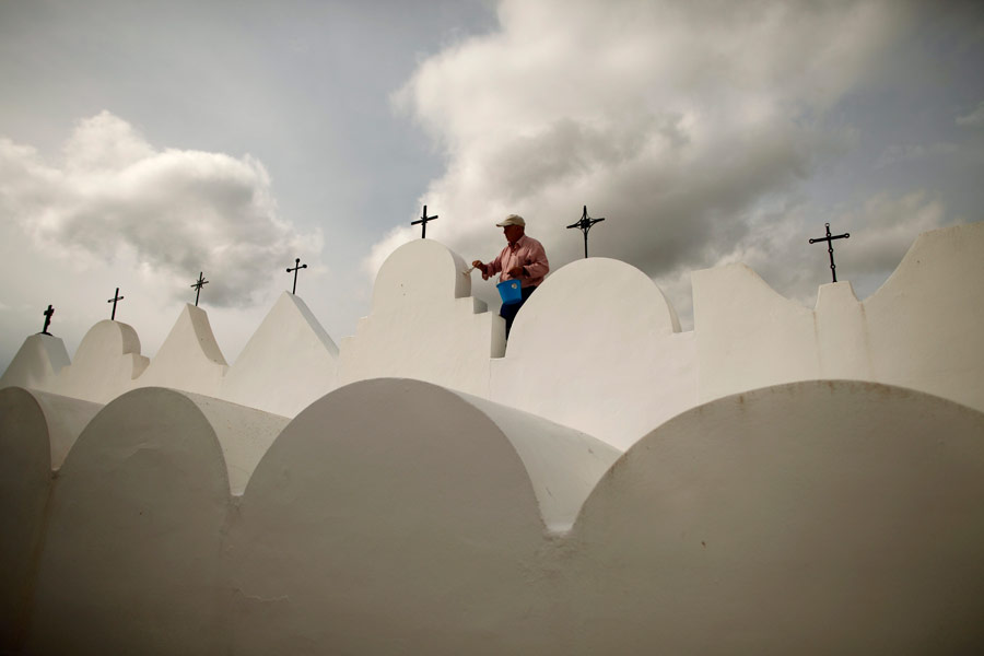 Покраска надгробий на кладбище в пригороде испанской Малаги. © Jon Nazca/Reuters