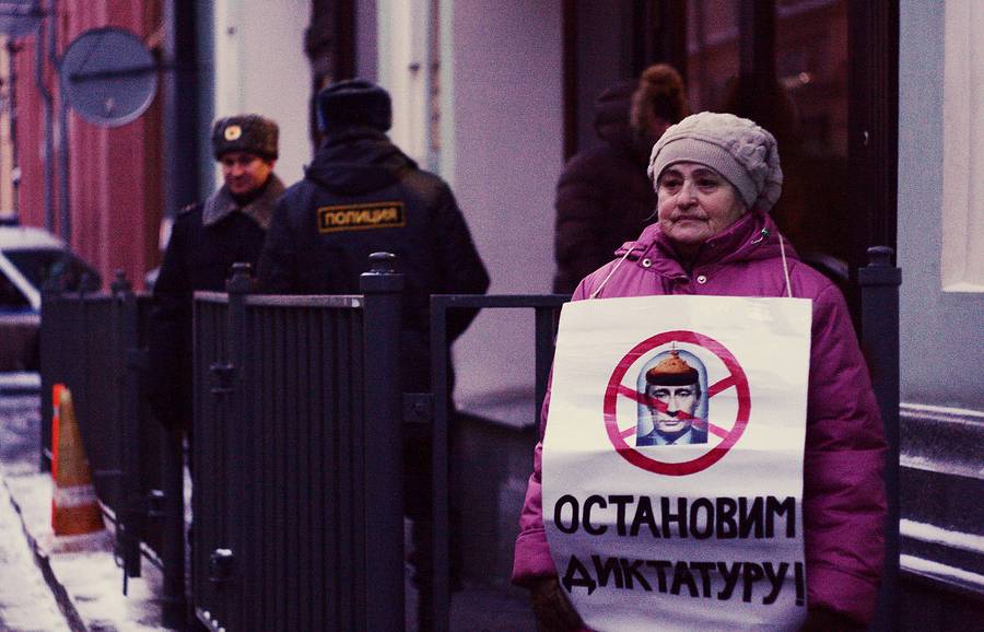 Одиночные пикеты у здания ЦИК © thaves.ru