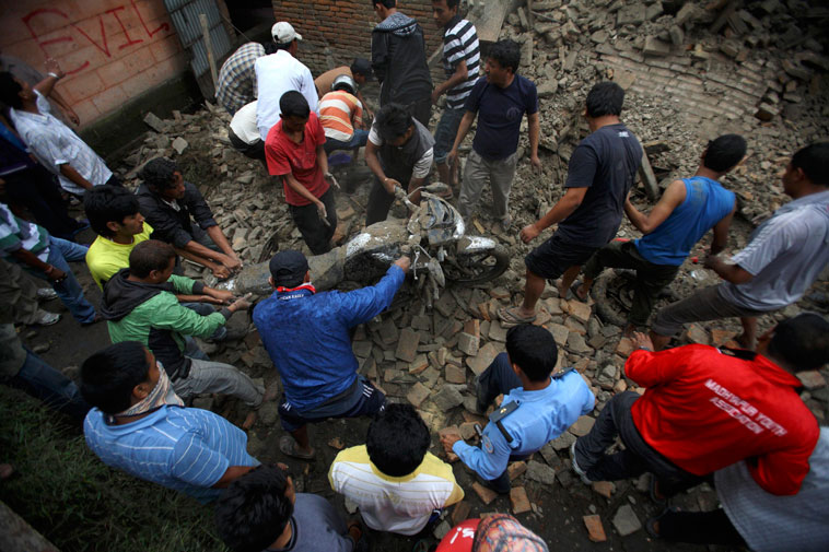 Спасатели и местные жители разгребают завалы после землетрясения. © Navesh Chitrakar/REUTERS