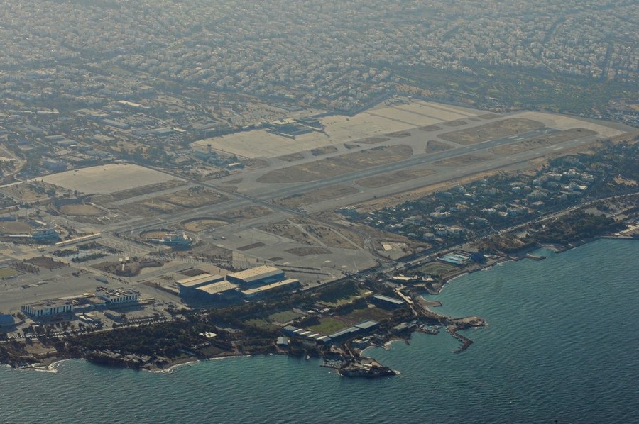 Заброшенный аэропорт Эллиникон в Афинах, вид с самолета