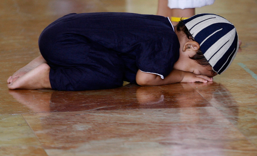 Мусульманский мальчик на праздничной молитве в честь праздника жертвоприношения Ид аль-Адха в Маниле, Филиппины. © Cheryl Ravelo/Reuters