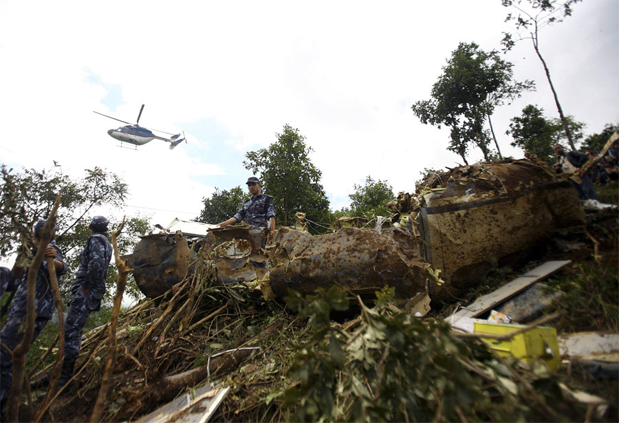 Полиция Непала работает на месте крушения самолета. © Navesh Chitrakar/Reuters