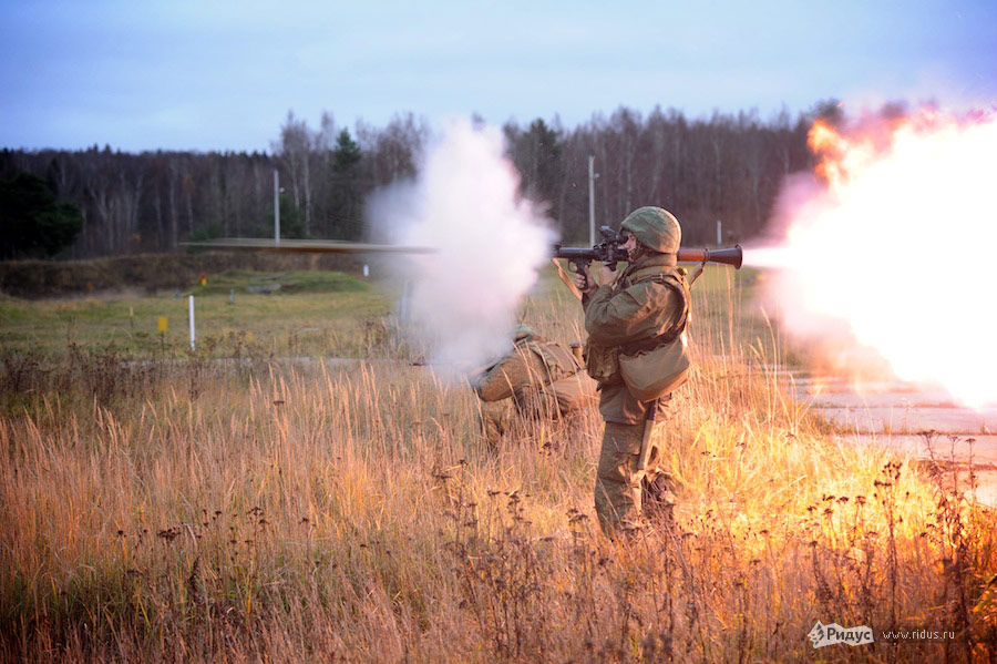 Огневая подготовка военных разведчиков. © Антон Белицкий/Ridus.ru