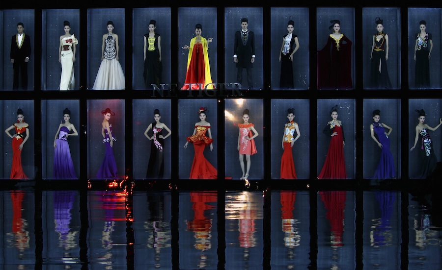 Модели представляют коллекцию одежды «Династия Танг» на Китайской неделе моды в Пекине. © Jason Lee/Reuters
