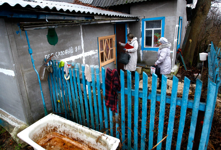 Работники избирательного участка в деревне Остер Московской области. © Sergei Grits/AP Photo