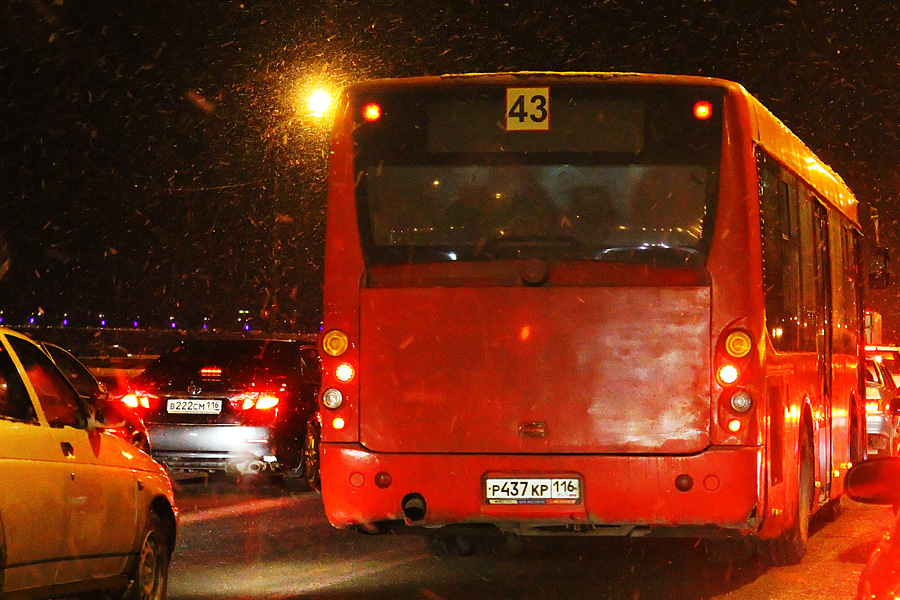 Автобус стоит в пробке на мосту Миллениум