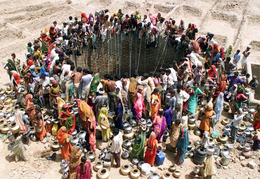Люди добывают воду из большого колодца в деревне Натваргад в индийском штате Гуджарат. © Amit Dave/Reuters