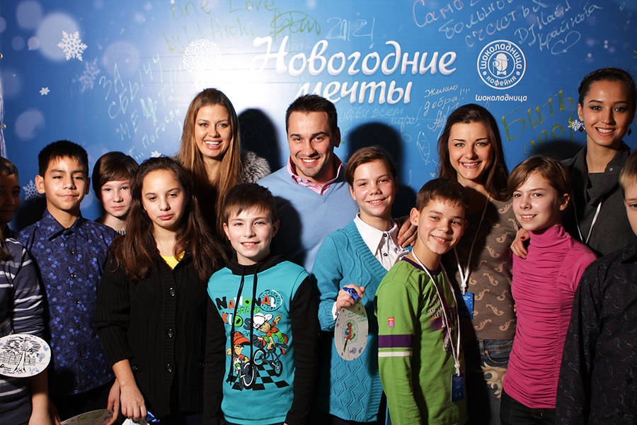 Дмитрий Носов, Виктория Боня, Настя Сиваева, Анна Гавриленко с воспитанниками детского дома №39.