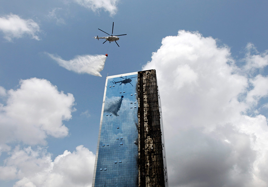 Вертолет сбрасывает воду на горящий небоскреб в Стамбуле, Турция. © Osman Orsal/Reuters