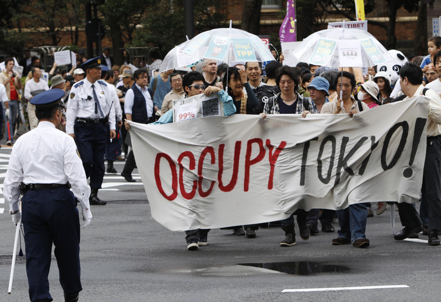 Демонстранты на улицах Токио. © Issei Kato/Reuters