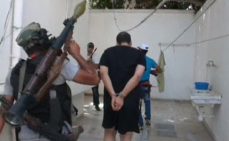 Ливийские повстанцы сопровождают пленного. © Кадр Reuters TV
