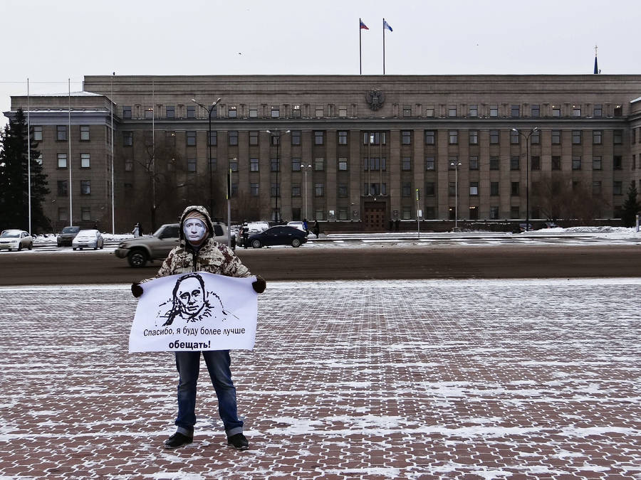 Активист «Солидарности» проводит одиночный пикет. Фото Григория Скарченко.