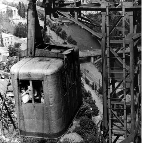 History: A photo of the tramway just after it had been built in the 1950s. The Soviet authorities wanted a transport system which could efficiently transport workers to the mine at the bottom of the valley