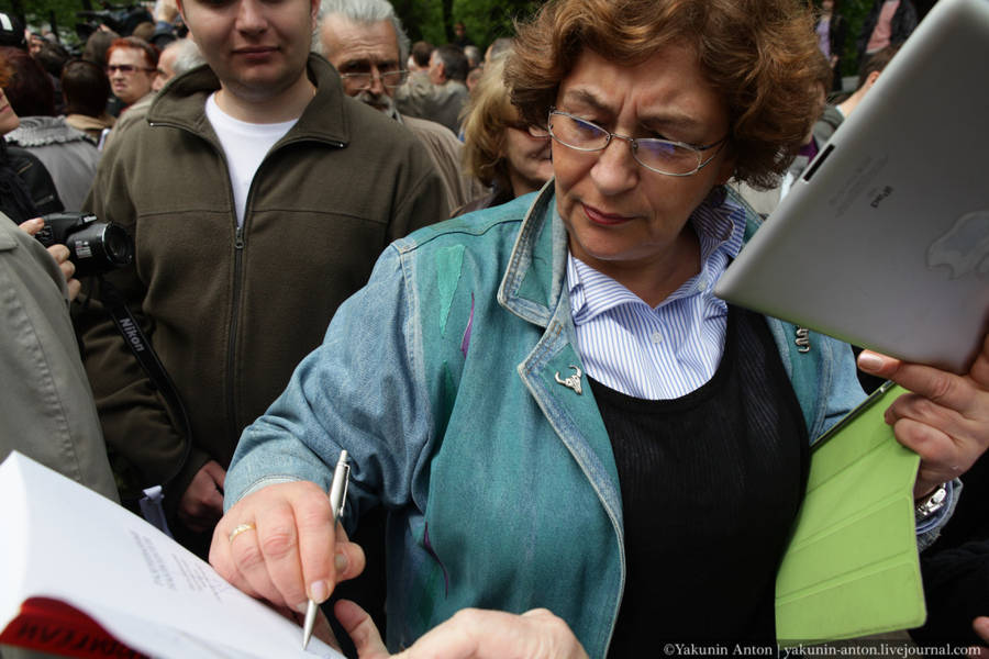 Евгения Марковна Альбац дает автограф.