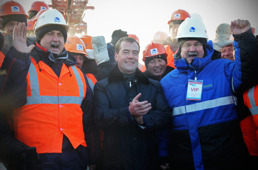 Дмитрий Медведев на торжественном мероприятии по случаю завершения прокладки железной дороги до станции Нижний Бестях. © Екатерина Штукина/Reuters
