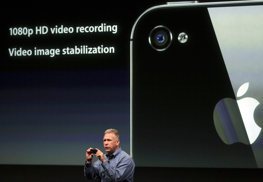 Филип Шиллер рассказывает о параметрах камерыи видео в новом Iphone. © Robert Galbraith/Reuters