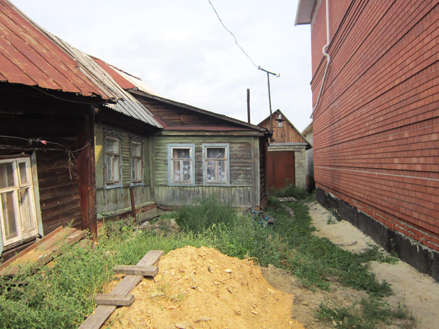 Строительство трехэтажного кирпичного дома на границе территории дома семьи Степовых.