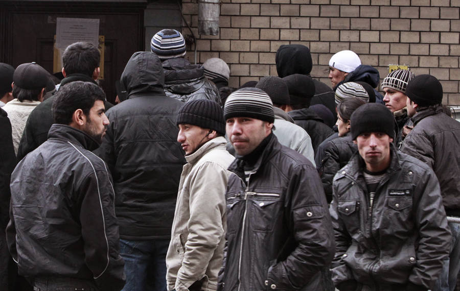 Гастарбайтеры стоят в очереди у консульского отдела посольства Таджикистана в Москве. © Андрей Стенин/РИА Новости