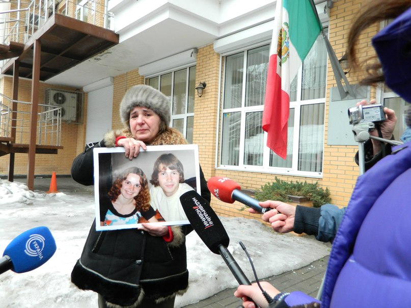 Мать пропавшей Марины на митинге возле посольства Мексики