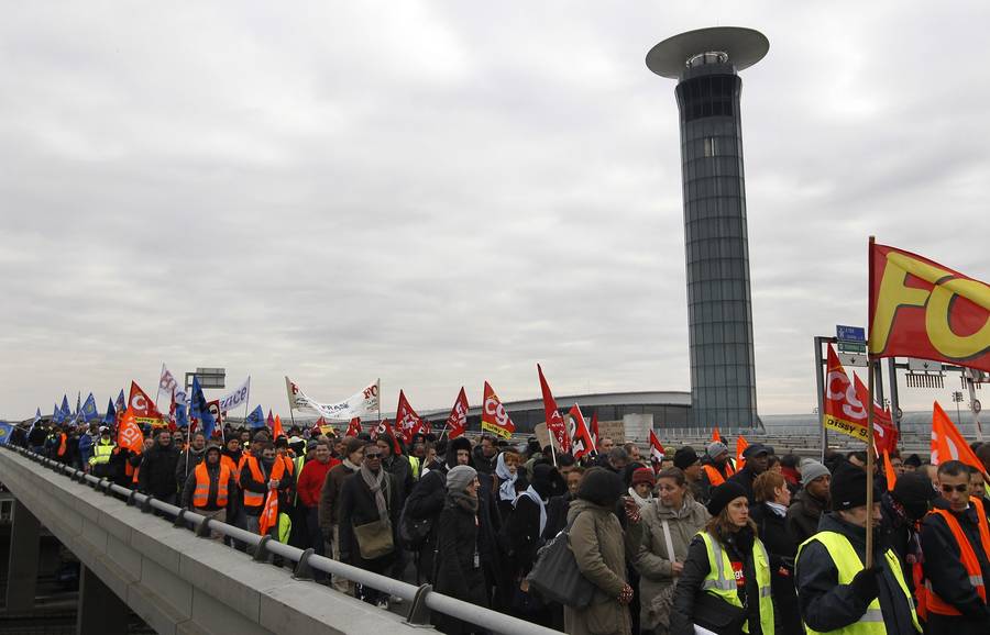 Акция протеста бастующих в аэропорту имени Шарля де Голя © Gonzalo Fuentes/REUTERS