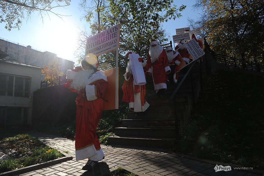 Деды Морозы требуют отопления у Минобороны. © Антон Белицкий/Ridus.ru