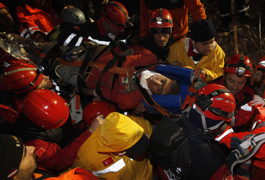 Спасение первого из двух молодых людей, пролежавших под завалами более ста часов. © OSMAN ORSAL/Reuters