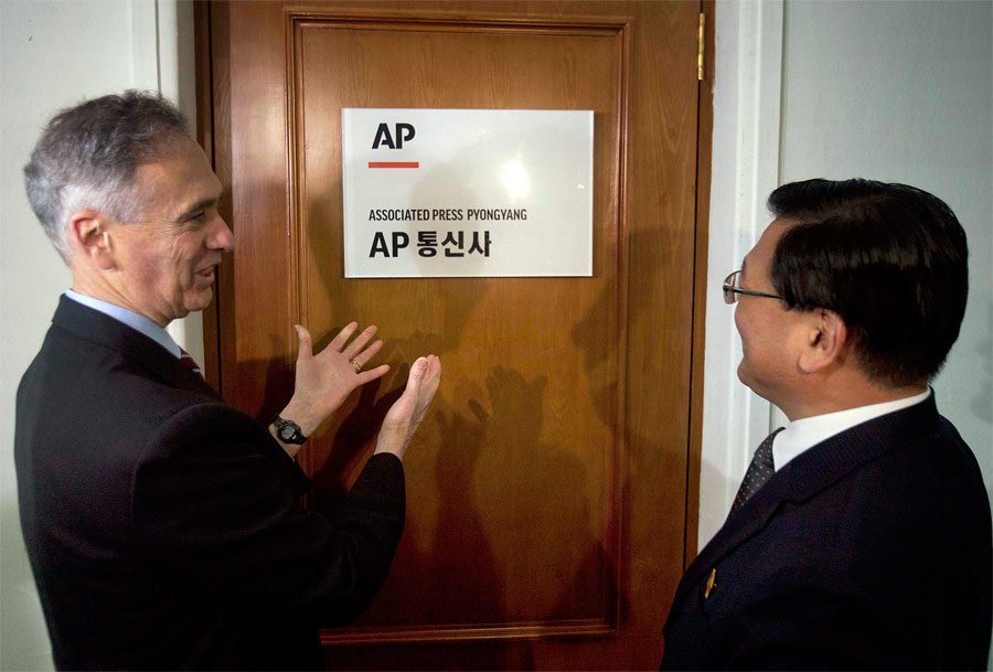 Президент Associated Press Том Керли у двери регионального бюро агентства в Пхеньяне. © David Guttenfelder/AP Photo