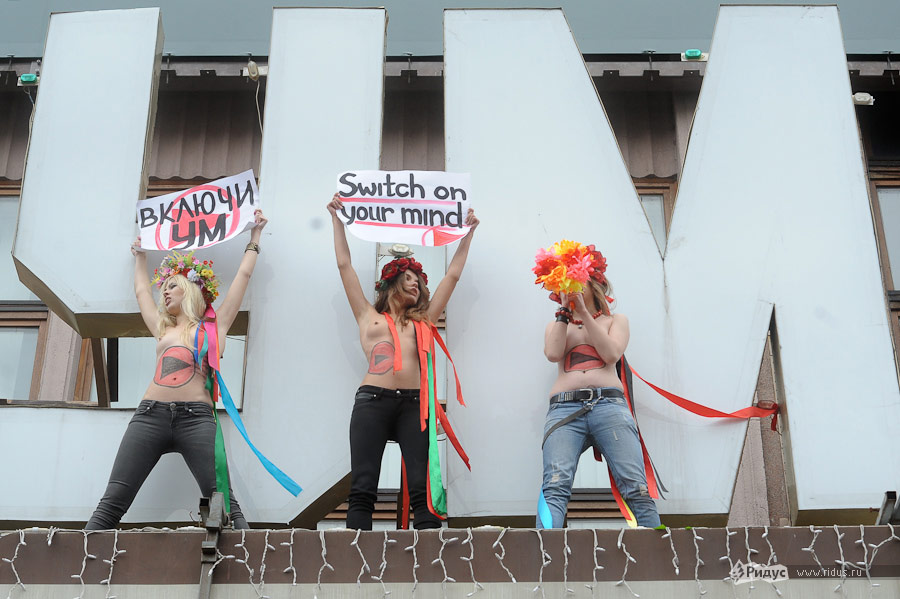 Акция FEMEN во время оглашения приговора Юлии Тимошенко. © Сергей Полежака/Ridus.ru