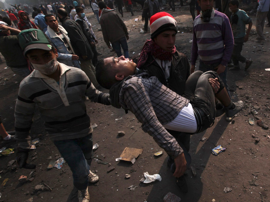 Пострадавшие в ходе столкновения с полицией демонстранты. © Amr Abdallah Dalsh/Reuters