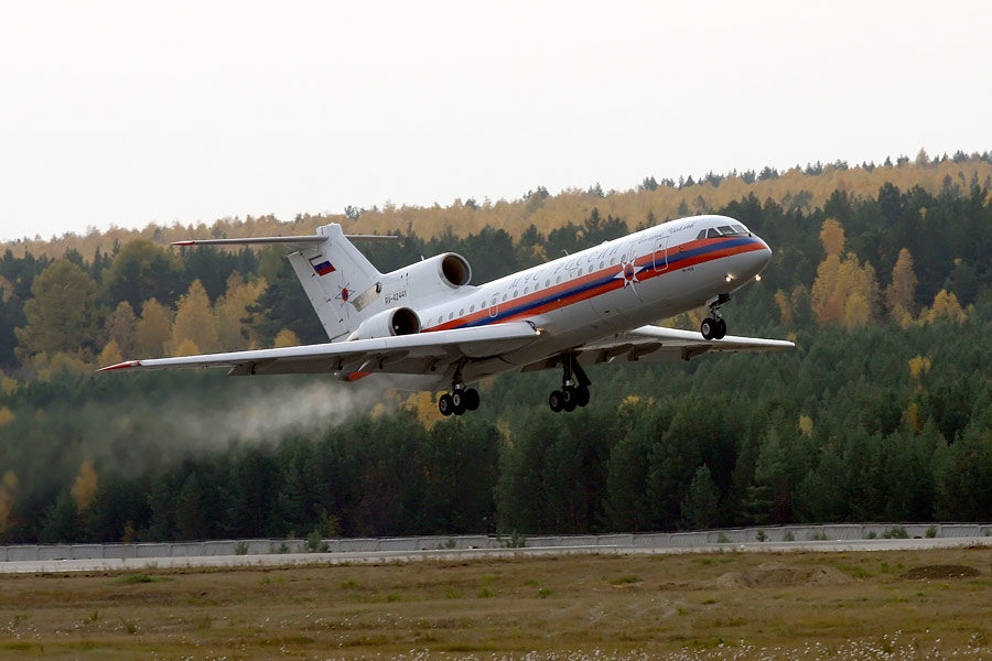 Самолет Як-42 МЧС в аэропорту Красноярска. © Виталий Безруких/РИА Новости