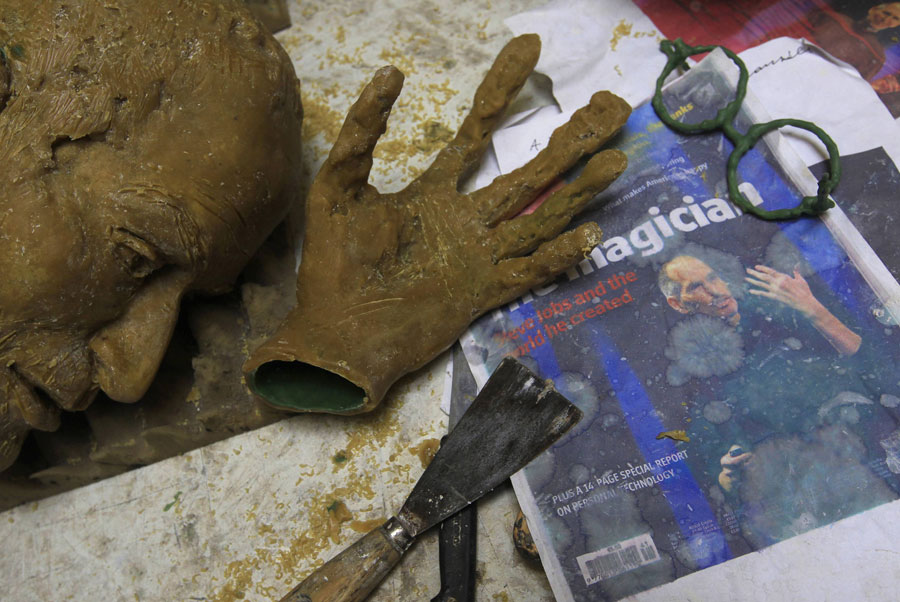 Восковые макеты головы и левой руки статуи. © LASZLO BALOGH/Reuters