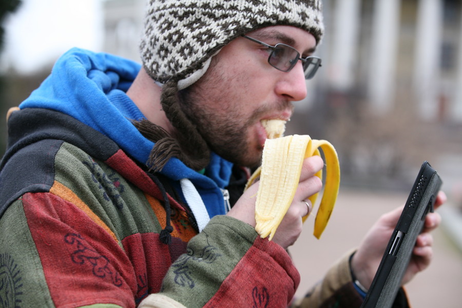 Символичное поедание банана сторонником эволюции