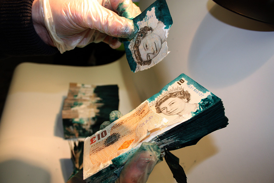 Купюры jamik. Окрашенные деньги. Краска в банкоматах. Испорченные банкноты. Что такое окрашенные банкноты.