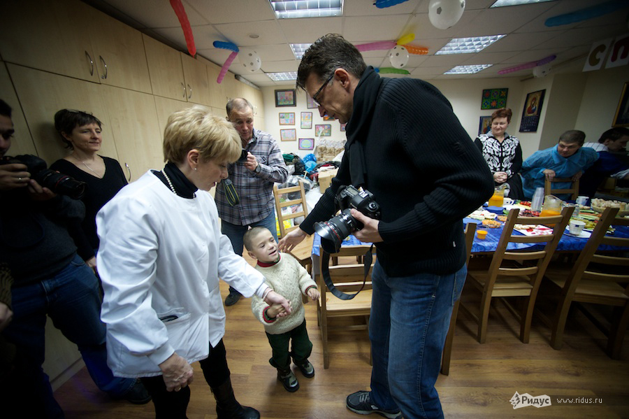Елизавета Глинка (слева) и блогер Рустем Адагамов (справа) держат мальчика за руки. © Антон Белицкий/Ridus.ru